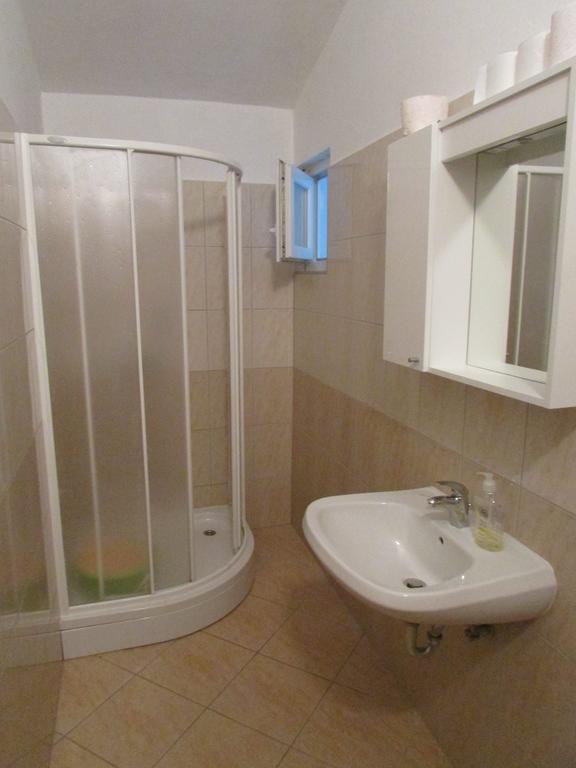 Apartmani I Sobe Grga Starigrad Paklenica Quarto foto